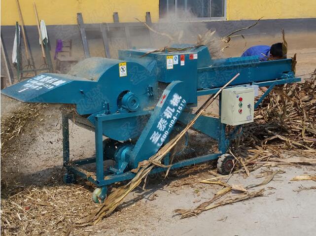 作業(yè)前觀察鍘草機(jī)運(yùn)轉(zhuǎn)是否平穩(wěn)，確認(rèn)運(yùn)轉(zhuǎn)正常后再投入作業(yè)