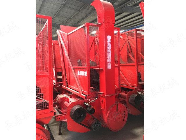 小四輪玉米秸稈回收機(jī)是制作牛羊飼料的先進(jìn)機(jī)械