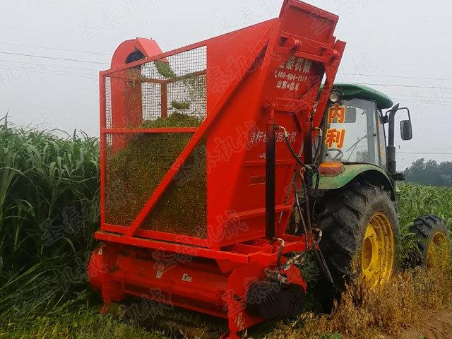 行走式秸稈回收機(jī)主要由喂入機(jī)構(gòu)，切碎拋送機(jī)構(gòu)、行走和防護(hù)裝置等部分組成