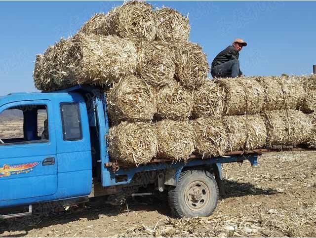 牽引式回收打捆機(jī)用完之后要進(jìn)行清洗，把機(jī)器內(nèi)的麥稈之類的雜質(zhì)都清楚干凈