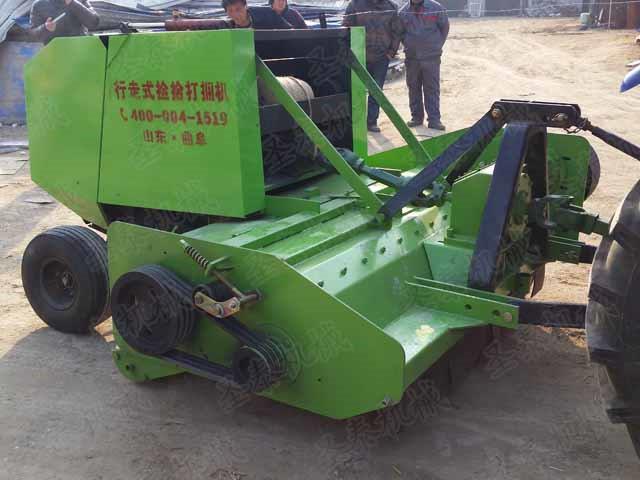 秸稈粉碎回收打捆機(jī)在工作中能將物料一次性加工完成并進(jìn)行打包，大幅度提高了工作效率