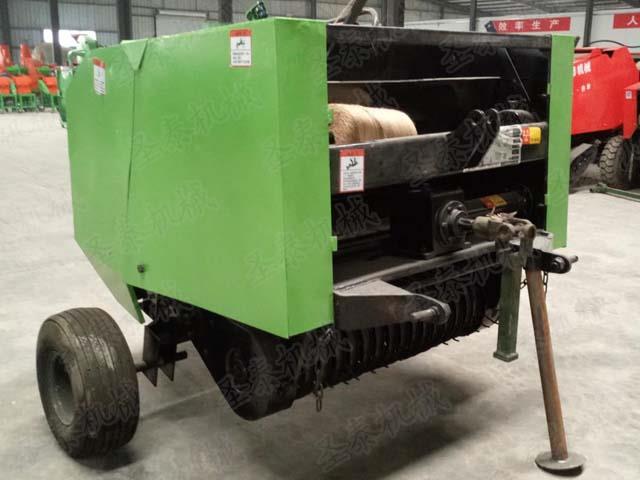 稻草撿拾打捆機(jī)能夠使麥草得到很好的利用，為產(chǎn)業(yè)提供了大量的原材料