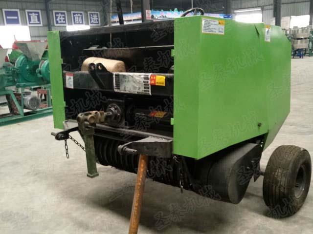 大型牧草打捆機(jī)降低了飼料運(yùn)輸、存放成本，減輕工人的勞動(dòng)強(qiáng)度