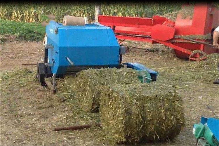 打開青貯打捆機(jī)右門，按照說明書標(biāo)明的“穿帶過程法”或穿帶示意圖，正確穿帶