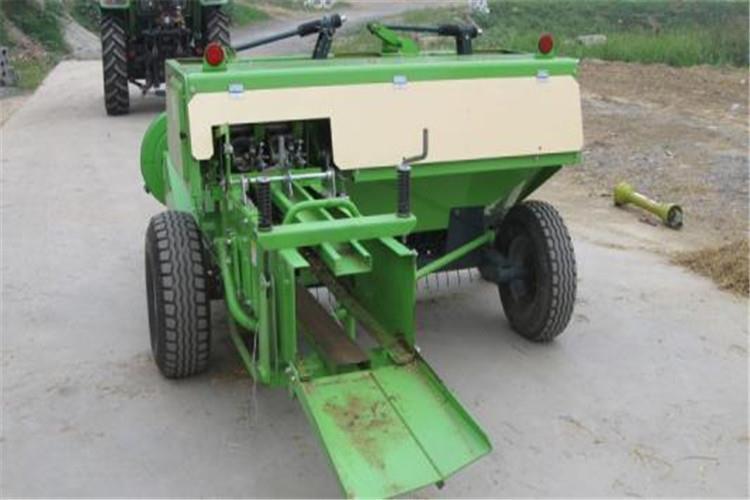 操作者應(yīng)同步迅速將膜壓向草捆，并隨著草捆旋轉(zhuǎn)一周，然后立即松手，牧草膜逐漸逐層包裹在草捆外