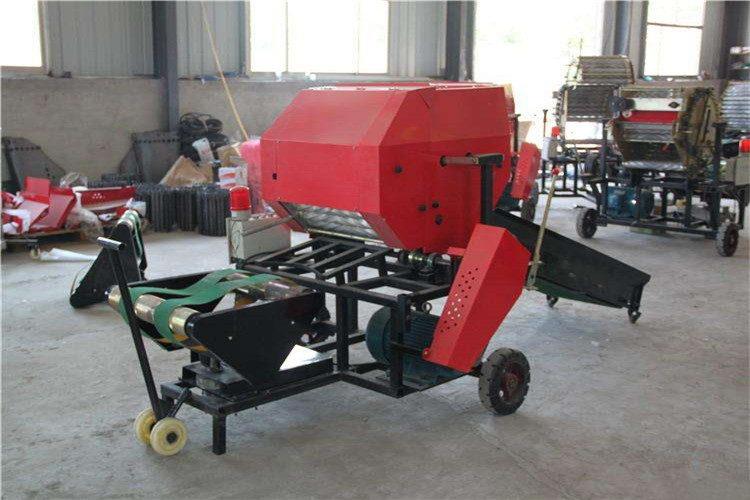 打捆包膜機在進行定期檢查、調(diào)整和潤滑前，需要對其進行清理，當(dāng)設(shè)備儲存于戶外潮濕的環(huán)境中時，該作業(yè)更為重要