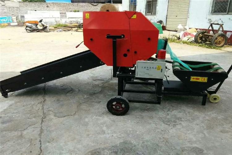 打捆包膜一體機(jī)是用來(lái)制備大型草捆的機(jī)械，按卷壓室工作部件的結(jié)構(gòu)，圓捆機(jī)可分為長(zhǎng)皮帶式、輥?zhàn)邮健⒍唐郊版湒攀? width=