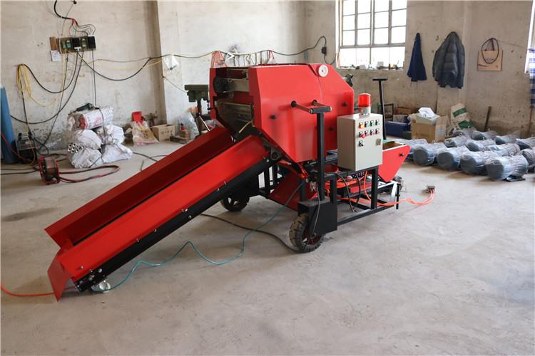 使用打捆包膜一體機可以將捆扎好的鮮秸稈類、鮮草類圓捆進行自動包膜，用配電箱面板上的時間控制器可以調整包膜的層數