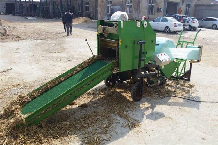 打捆包膜機發(fā)動機具有耗油率低、壽命長的特色，發(fā)動機置于設(shè)備后方，以利于整機平衡，削減配重，削減對駕駛員的澡聲