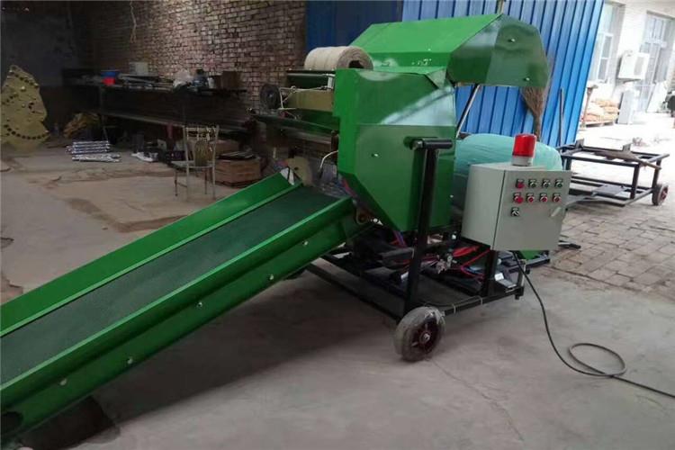 打捆包膜機的發(fā)動機具有主動降速功用，即當液壓系統(tǒng)安全開關(guān)在封閉位置，包膜機倒檔行駛及滾筒接合時，發(fā)動機主動調(diào)理供油