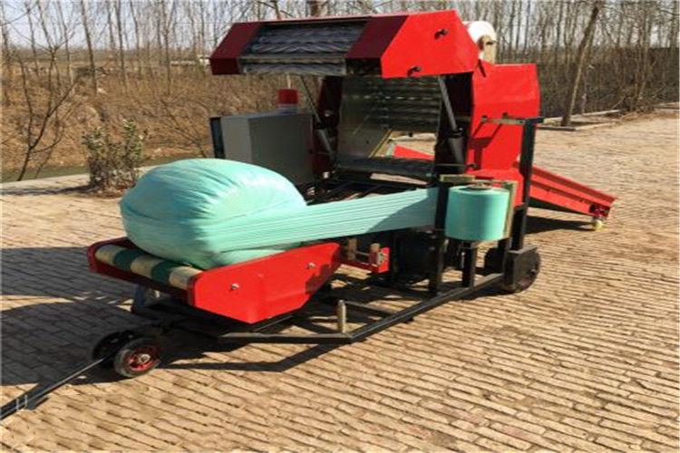 打捆包膜一體機(jī)自動(dòng)切斷繩子立即打開放包，包直接進(jìn)入旋轉(zhuǎn)架涂布機(jī)，用手膜拉出，啟動(dòng)旋轉(zhuǎn)按鈕，旋轉(zhuǎn)架旋轉(zhuǎn)驅(qū)動(dòng)包