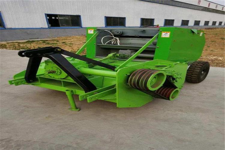 秸稈秸稈打捆機(jī)是我們比較少見的一種機(jī)械設(shè)備，在使用的時(shí)候不受任何時(shí)間、地點(diǎn)、季節(jié)以及環(huán)境的限制