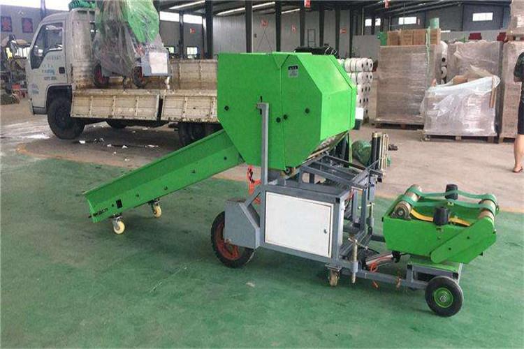 秸稈打捆機(jī)屬于農(nóng)用機(jī)械，其打捆效率高、密度大，適于玉米秸、麥草、稻草、牧草的擠壓打捆