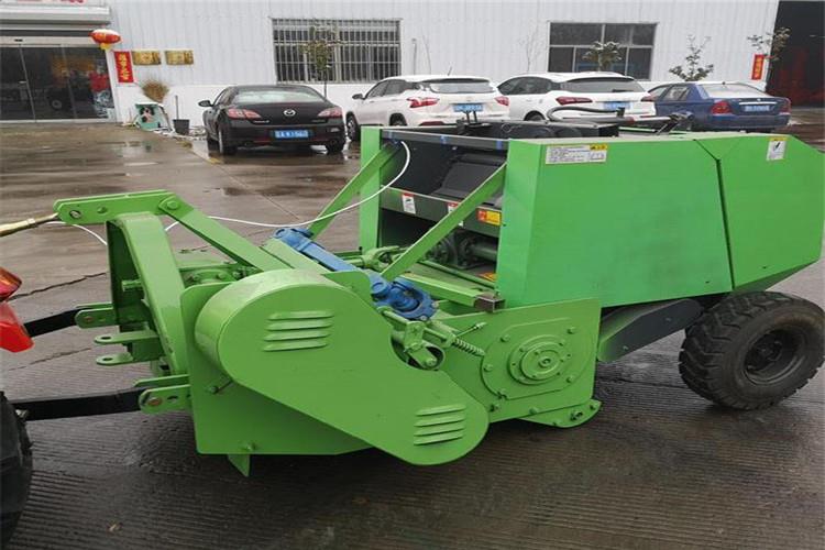 由傳動(dòng)機(jī)構(gòu)、撿拾機(jī)構(gòu)、耙草機(jī)構(gòu)、活塞沖壓機(jī)構(gòu)、打結(jié)機(jī)構(gòu)等部分構(gòu)成，主要用于撿拾水稻、小麥秸桿