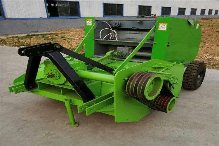 草捆達(dá)到設(shè)定要求、繞繩機(jī)構(gòu)開始工作時(shí)，要立即使車停止前進(jìn)，同時(shí)控制油門保持不變，讓動(dòng)力輸出軸繼續(xù)轉(zhuǎn)動(dòng)