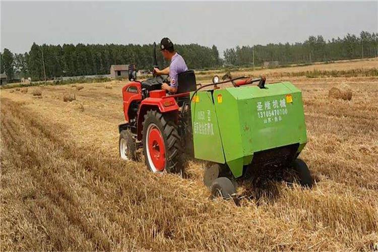秸稈打捆機的設(shè)計科學(xué)、結(jié)構(gòu)合理，動力協(xié)調(diào)、外型美觀、與聯(lián)合收割機巧妙結(jié)合，渾然天成