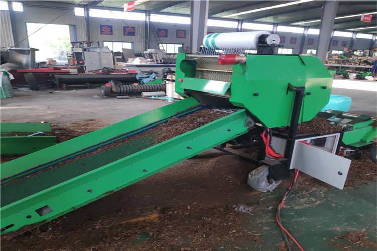 青貯打捆機(jī)收割功課時(shí)，要按期加油加水，并對(duì)發(fā)念頭高溫部位進(jìn)行檢查，及時(shí)清除四周的可燃物、油污