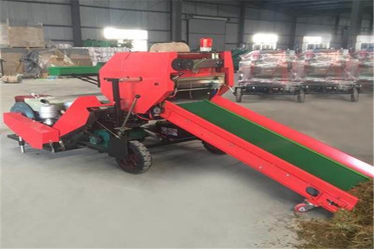 青貯打捆機拾草的過程中動力機械的行駛速度可稍微放快，小四輪帶動時以2-了檔為宜