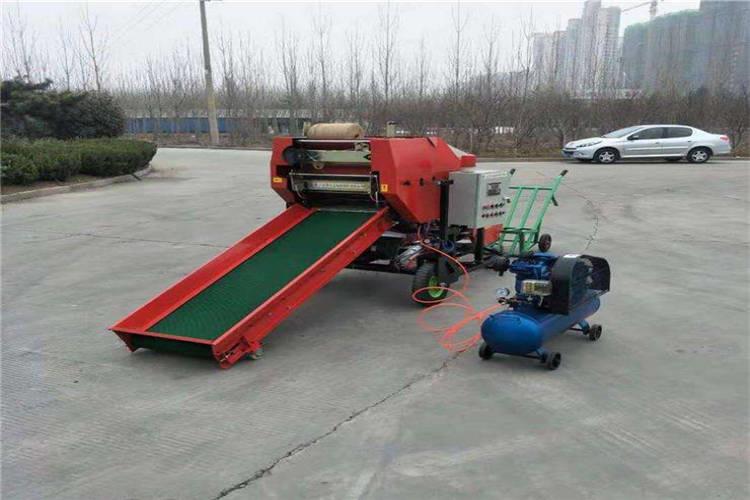 為提高生產(chǎn)率，可由2人操作青貯打捆機(jī)，一人入料，一人出料并負(fù)責(zé)往機(jī)器前面送料。半小時(shí)二人替換一次工作