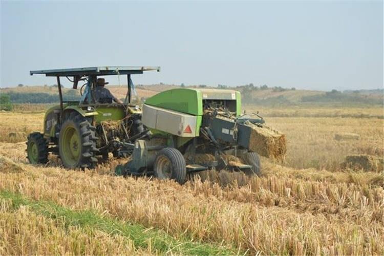 在使用秸稈打捆機(jī)前，請(qǐng)先閱讀本產(chǎn)品使用說(shuō)明書(shū)，在了解本機(jī)操作使用方法及注意事項(xiàng)后，方可使用本機(jī)器