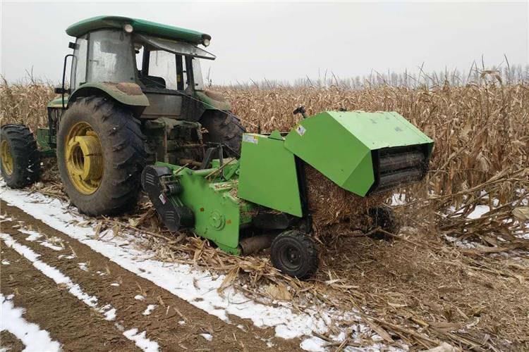 在工作之前是要檢查一下秸稈打捆機(jī)的各個(gè)部件之間是不是有松動(dòng)的情況