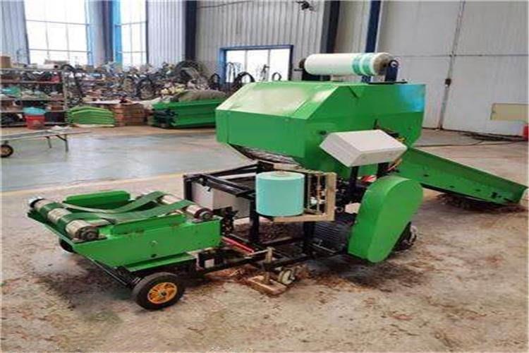 一對(duì)半青貯打捆機(jī)送帶滾輪之間的間隙大小對(duì)正常送帶至關(guān)重要，間隙的調(diào)整參照說(shuō)明書(shū)之說(shuō)明