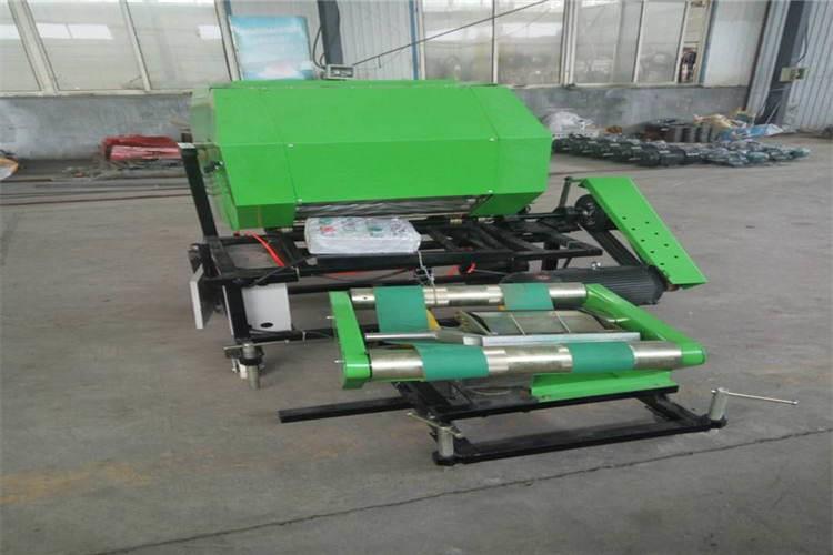 種植面積較小或丘陵地帶，建議選擇撿拾寬度1米左右的小圓捆青貯打捆機(jī)