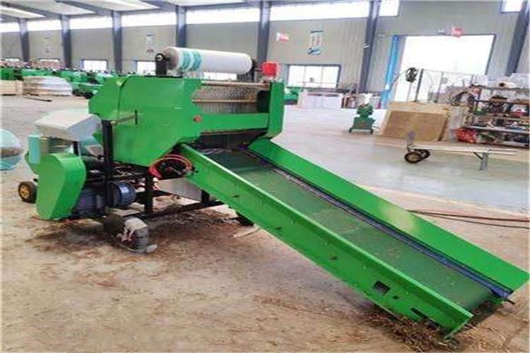 青貯打捆機(jī)主要由撿拾器、打草滾筒、鏈輪傳動(dòng)機(jī)構(gòu)、繩盒、引繩桿及預(yù)警裝置、液壓控制機(jī)構(gòu)等部件組成