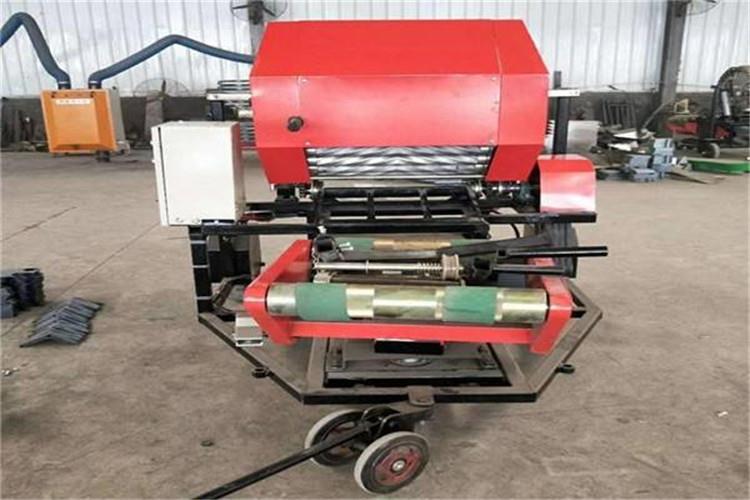 將青貯打捆機(jī)零件浸在配制好的化學(xué)溶液中，待積炭軟化松脫，再將零件取出，用毛刷或棉絲擦除，用熱水洗凈后即可