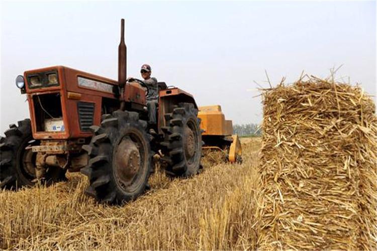 秸稈打捆機與拖拉機匹配時，拖拉機功率要符合打捆機使用說明書或銘牌上的技術參數(shù)要求