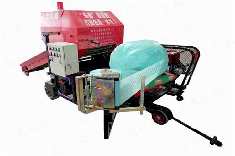 打捆包膜機與動力機器裝備好后，開至收割完畢的麥田內(nèi)，檢查動力機械的動力與打捆機是否接觸完好